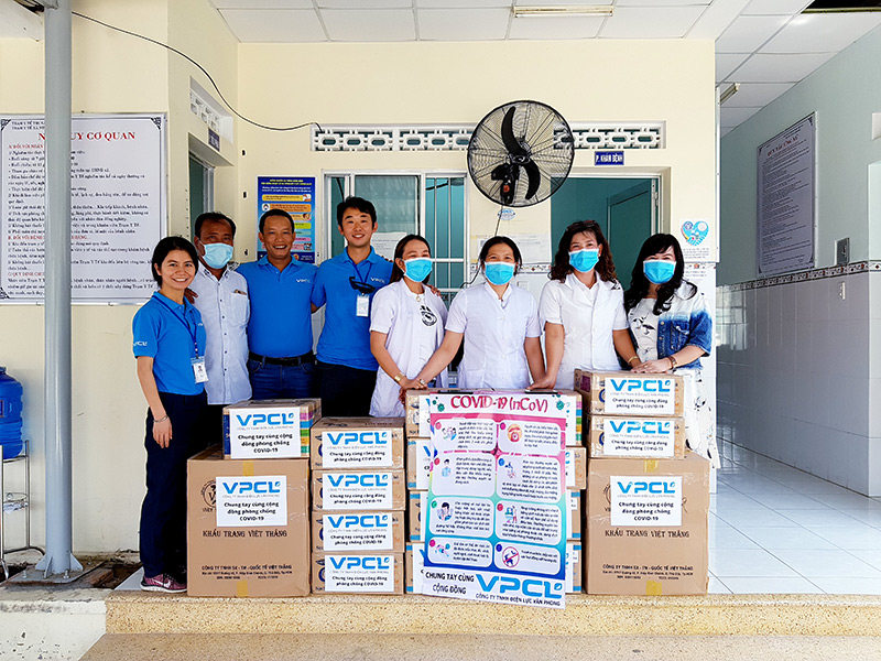 Công Ty TNHH Điện Lực Vân Phong trao tặng vật tư y tế cho Trạm Y tế xã Ninh Phước vào tháng 4/2020