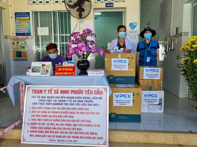 Công Ty TNHH Điện Lực Vân Phong trao tặng vật tư y tế cho Trạm Y tế xã Ninh Phước vào tháng 2/2021
