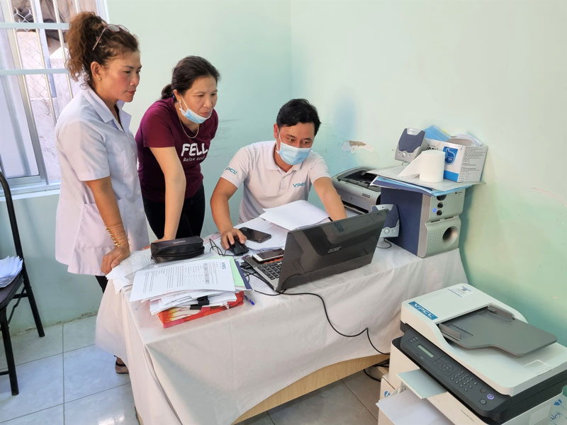 Nhân viên Công Ty TNHH Điện Lực Vân Phong hướng dẫn Trạm Y tế xã Ninh Phước sử dụng máy photocopy
