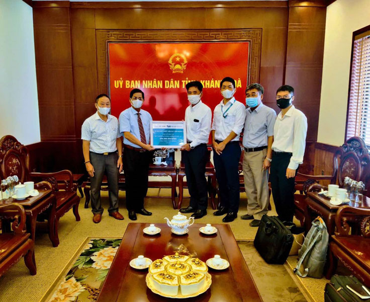 VPCL presented certificate of contribution of Covid-19 vaccine fund to Khanh Hoa PC