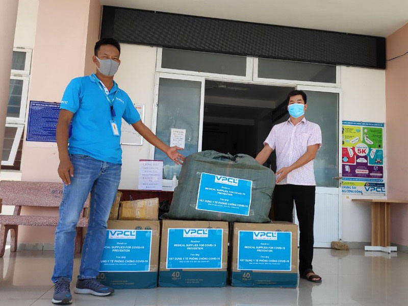 VPCL handed medical supplies to Ninh Phuoc PC in July 2021