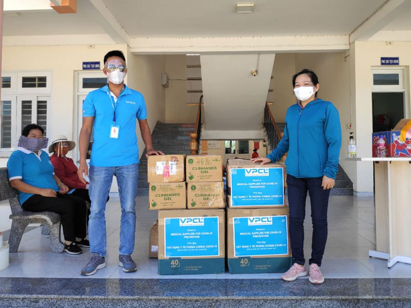 Công Ty TNHH Điện Lực Vân Phong trao tặng vật tư y tế cho Ủy ban Nhân dân xã Ninh Thọ vào tháng 7/2021