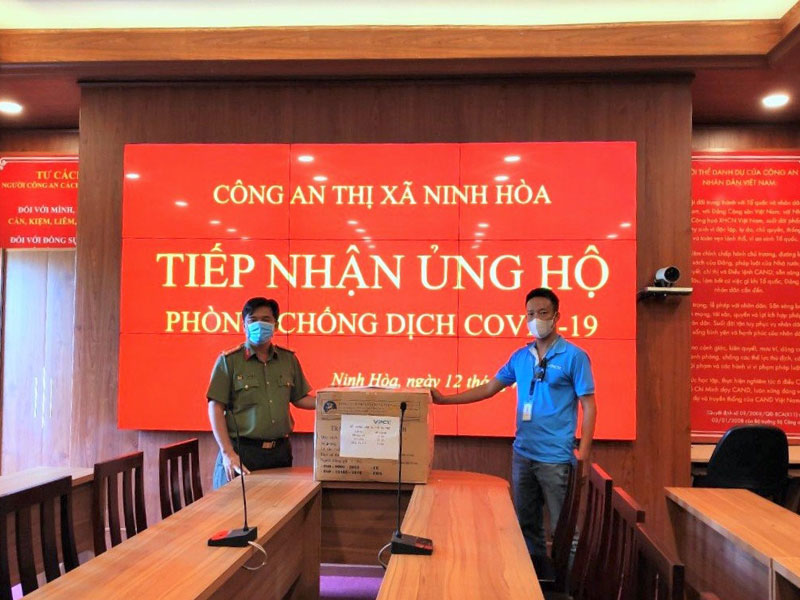 Công Ty TNHH Điện Lực Vân Phong trao tặng vật tư y tế cho Công an Thị xã Ninh Hòa vào tháng 7/2021