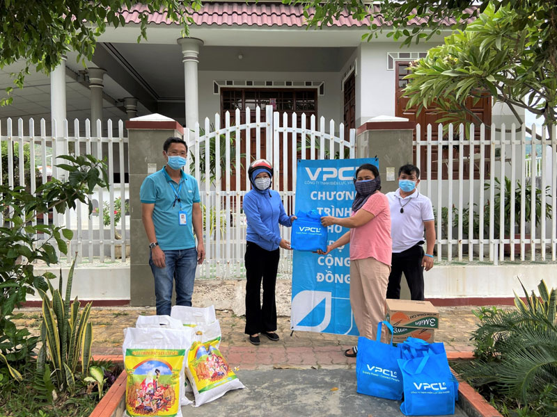 Handed gifts to vulnerable HHs in Ninh Tho commune