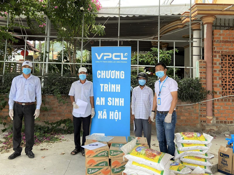 Công Ty TNHH Điện Lực Vân Phong cùng đại diện địa phương chuẩn bị trao quà cho các hộ tại thôn Ninh Tịnh, xã Ninh Phước