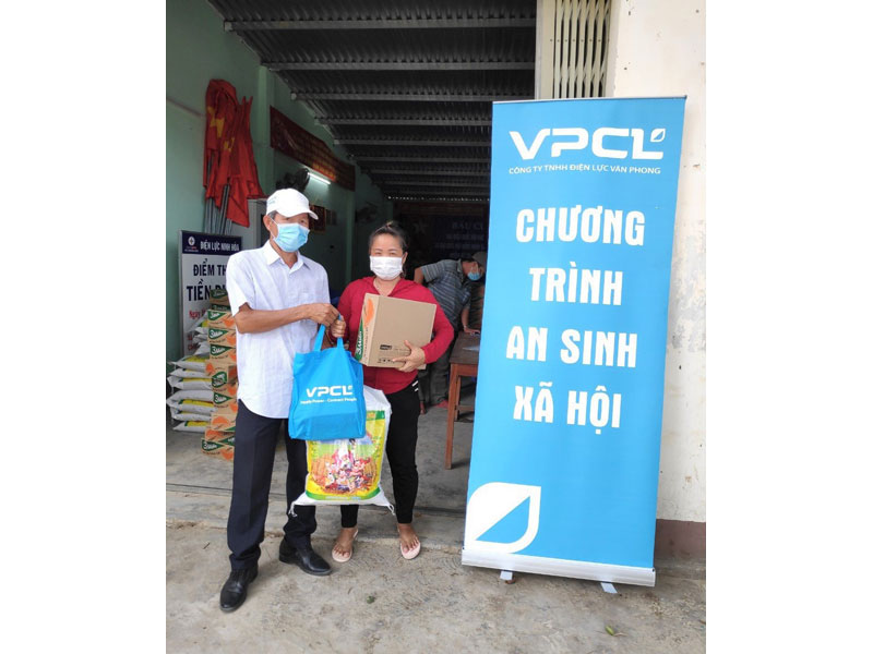 Handed gift to vulnerable displaced household in Ninh Yen village, Ninh Phuoc commune